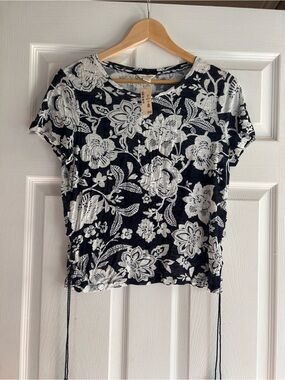 Aeropostale Short Sleeve Top with White Floral Print